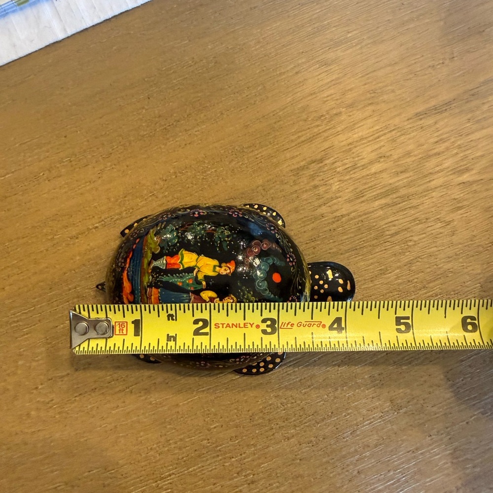 VINTAGE RUSSIAN LACQUER
TRINKET BOX - HAND PAINTED TURTLE SHAPED - Picture 5 of 6